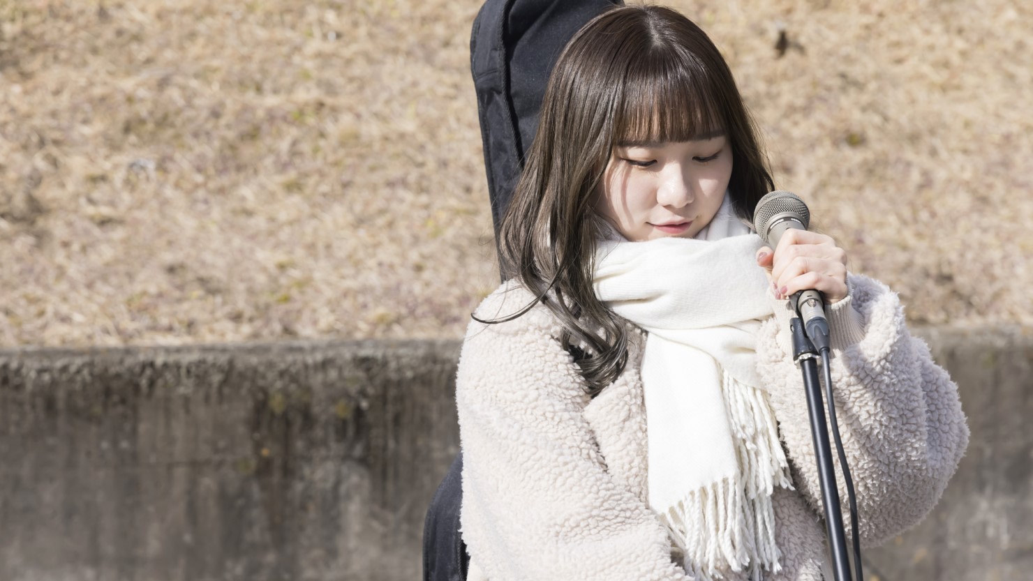  路上ライブを準備しているイメージ