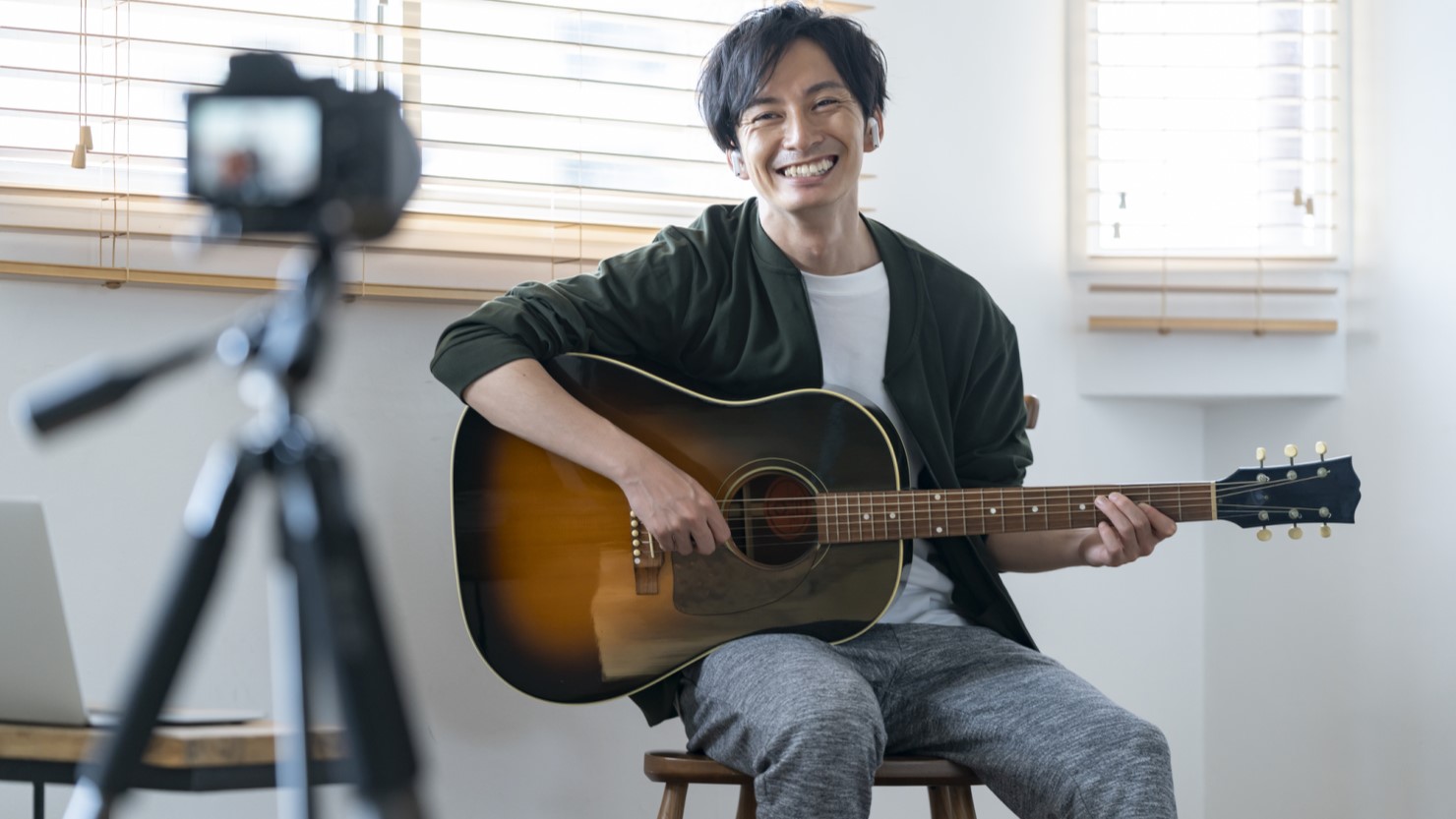 家で演奏しているイメージ