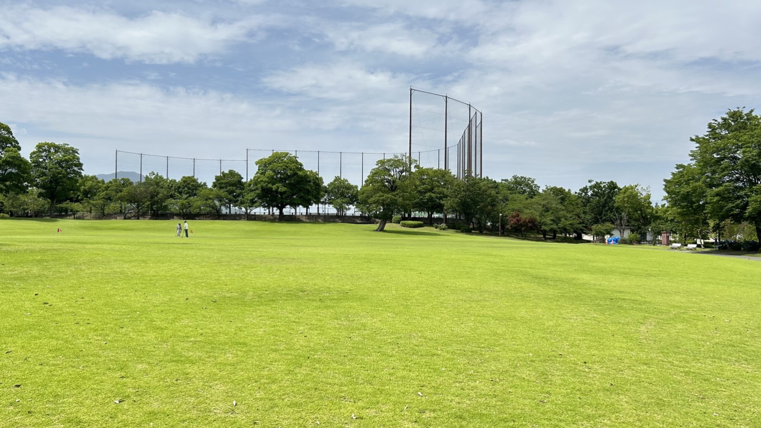 芝生広場ではボール遊びも