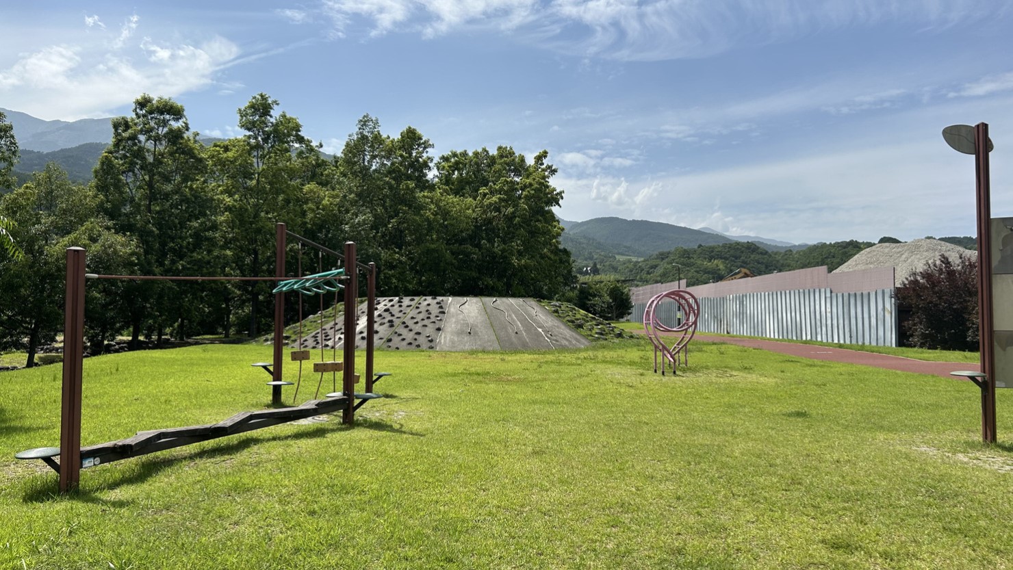 奥にはアスレチックもある