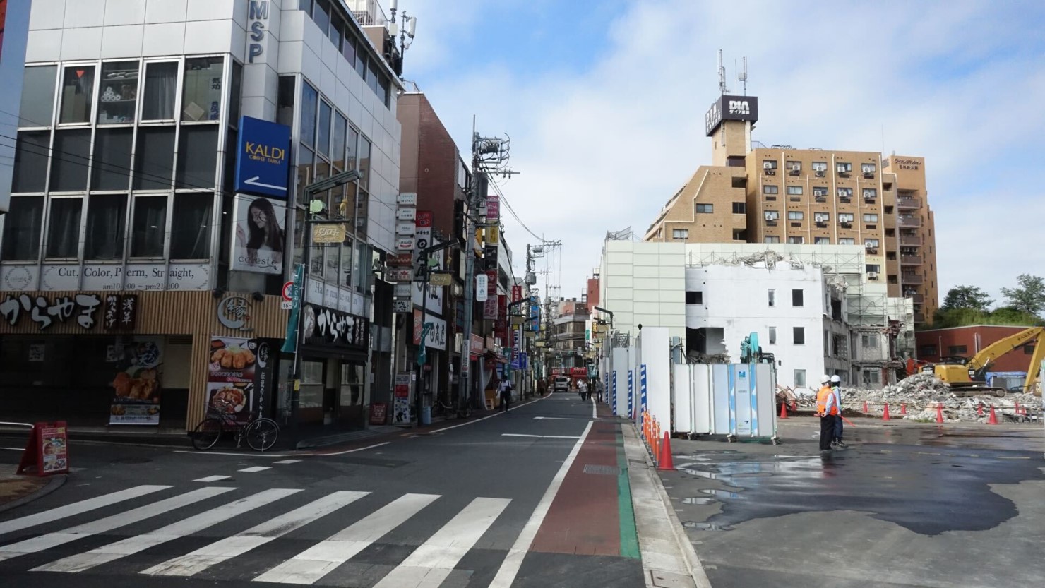 写真右側が再開発の工事場所