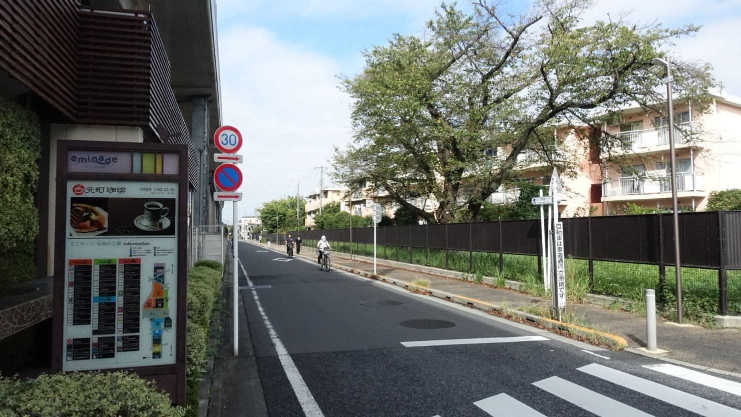 北口側の高架沿いの道は、比較的新しく整備されているため、見通しがよく安心