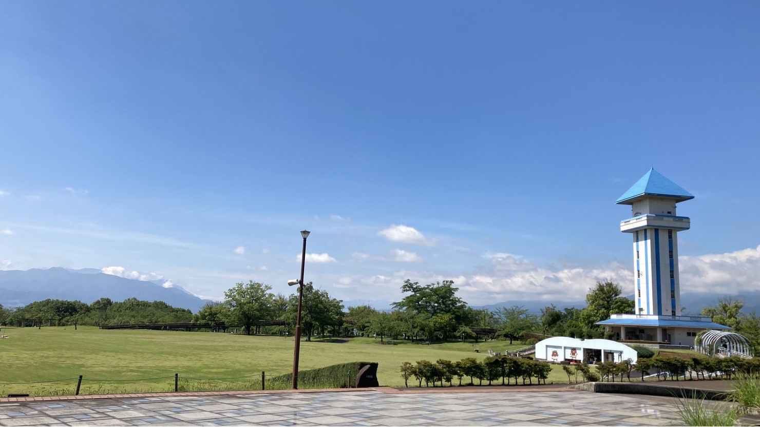 展望塔からは甲府盆地と富士山が一望できる