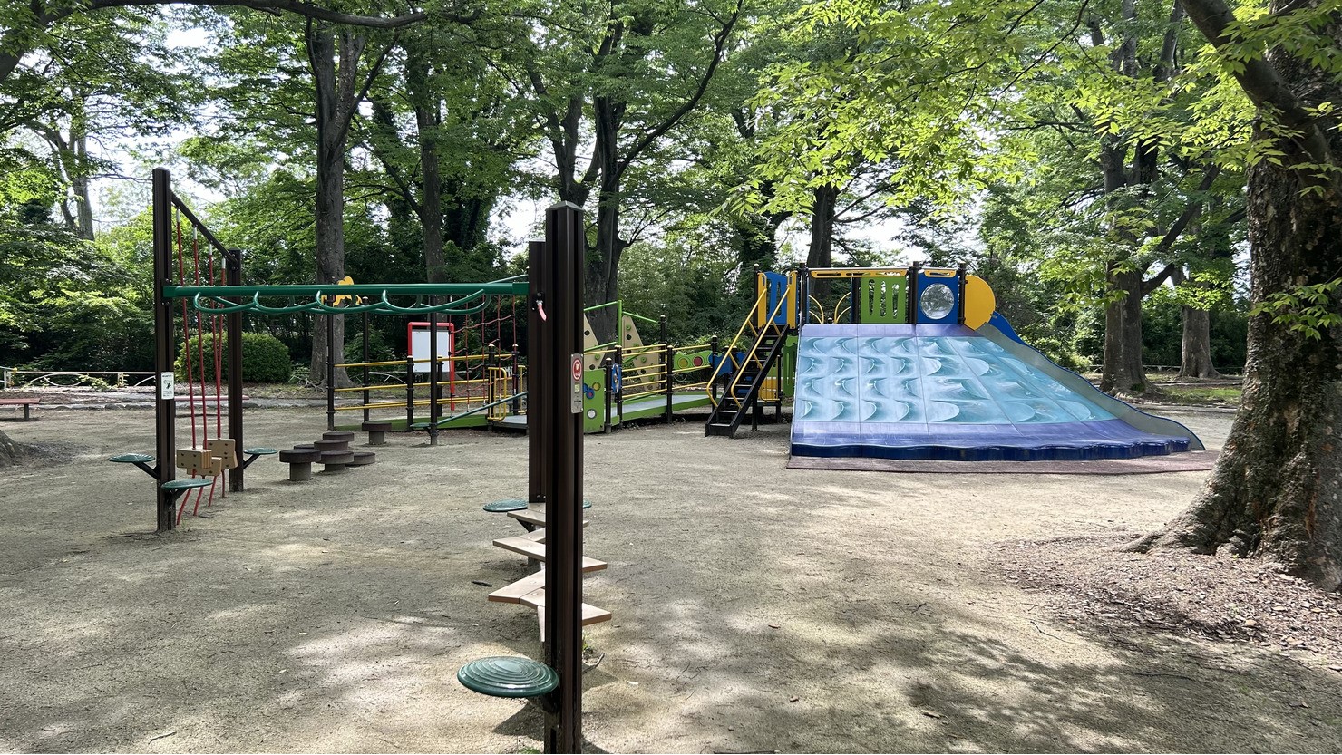 日陰で遊びやすい釜無川スポーツ公園