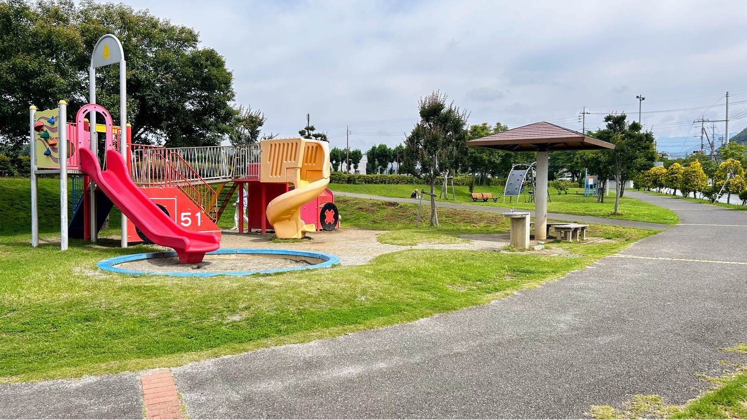 図書館がある施設に面した公園