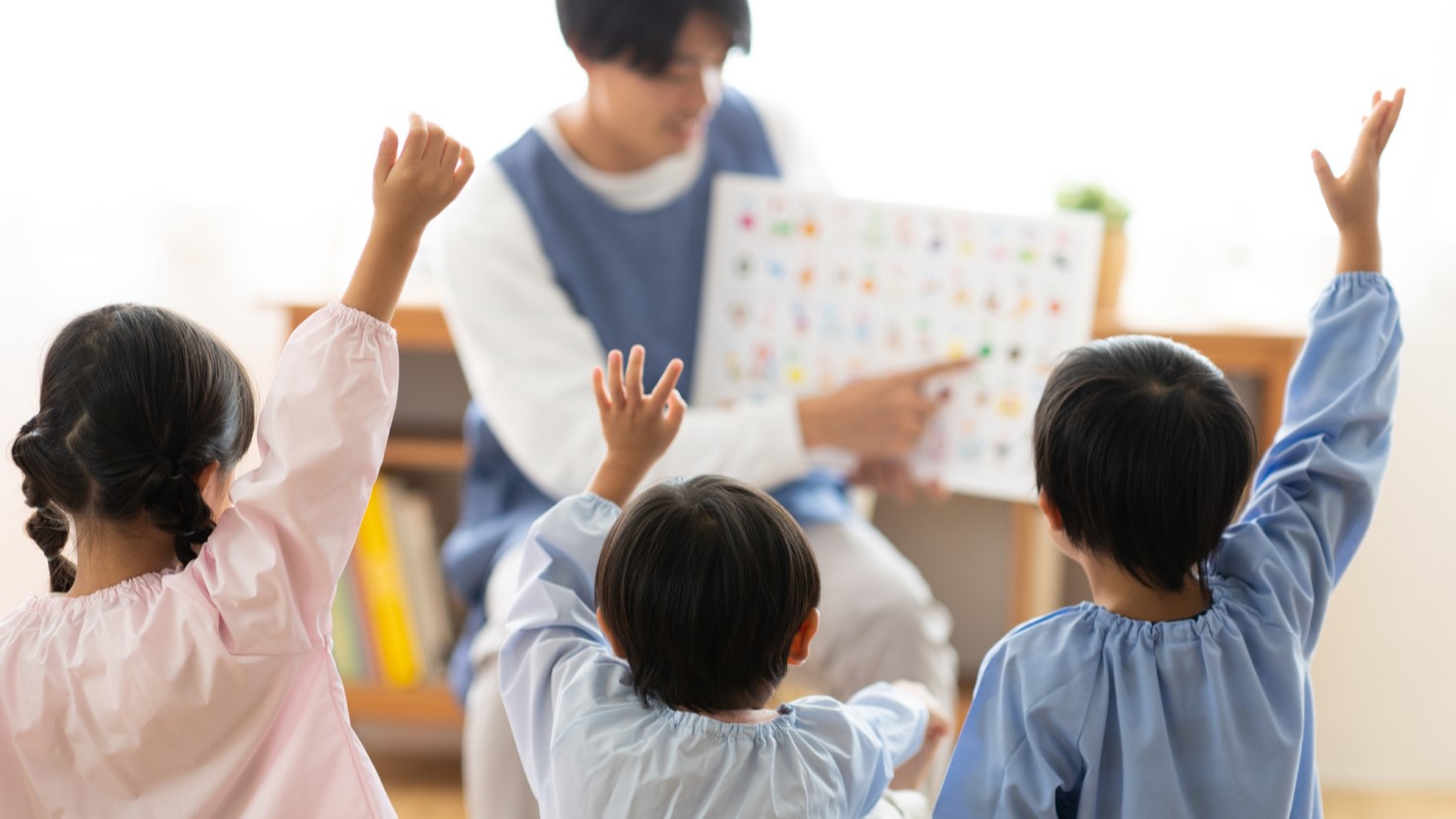 ひらがなを勉強する園児