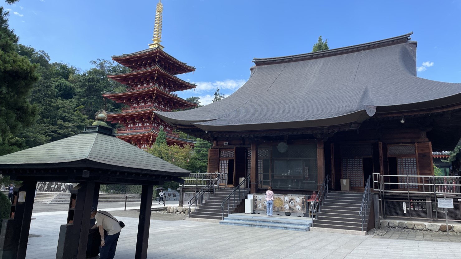 高幡不動尊金剛寺の不動堂と五重塔 