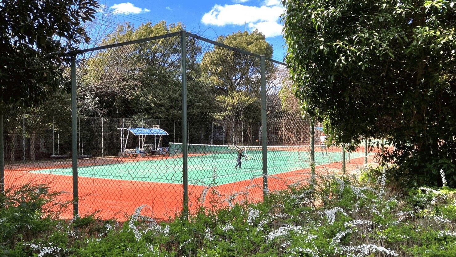 西千葉公園内にあるテニスコート ⓒ エミール