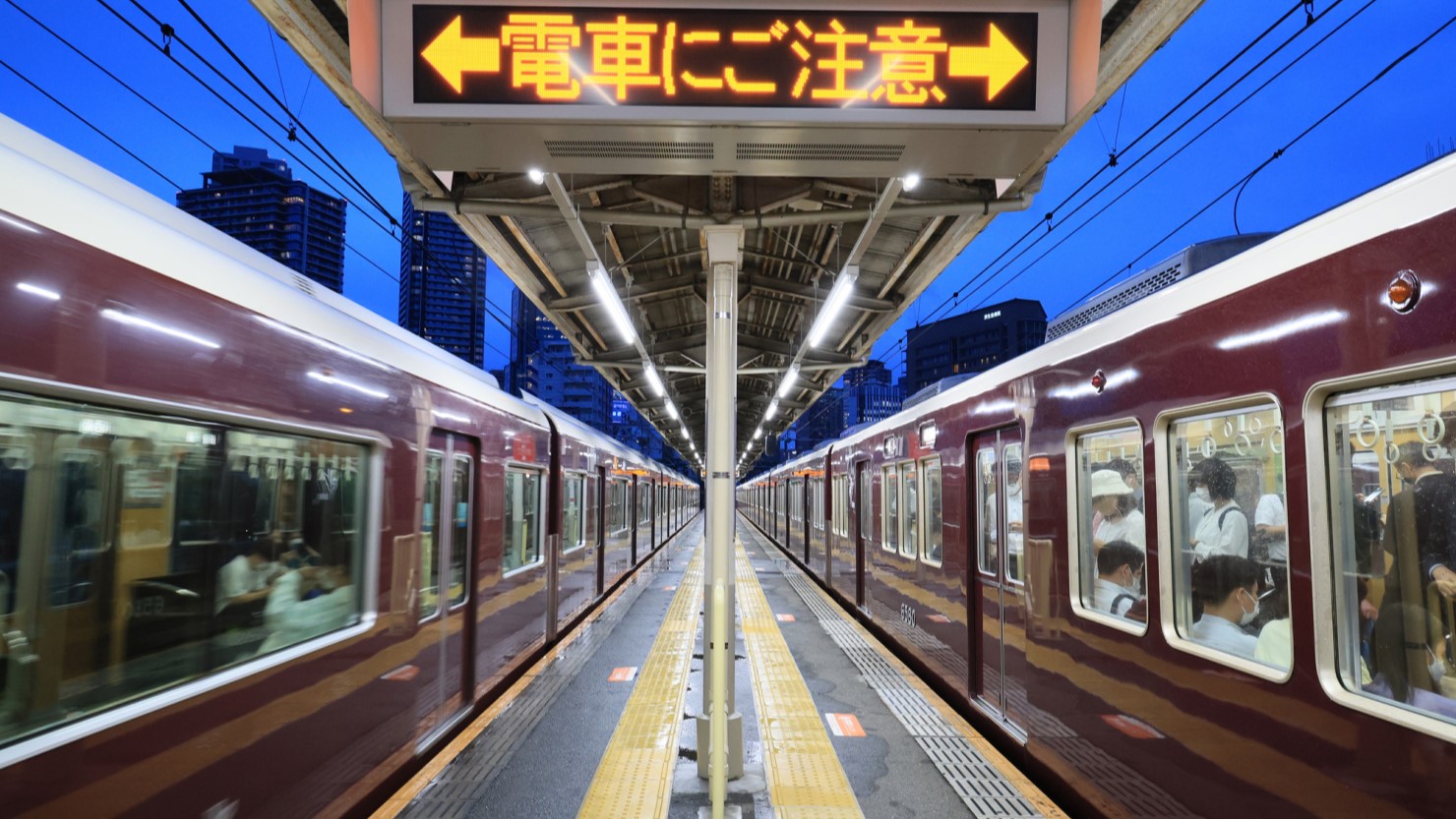 阪急宝塚線中津駅のプラットホーム。黄色の線の内側がほぼ一人分の幅