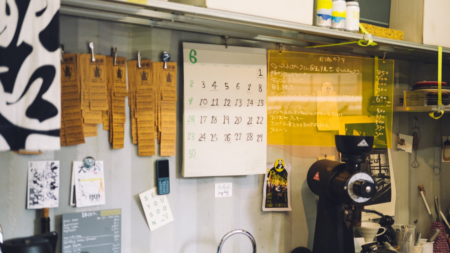 壁面だけに潜む「お酒のアテ」メニュー。ビールやラテにも使えるお得なコーヒーチケットも発売中（11枚綴り6,000円）