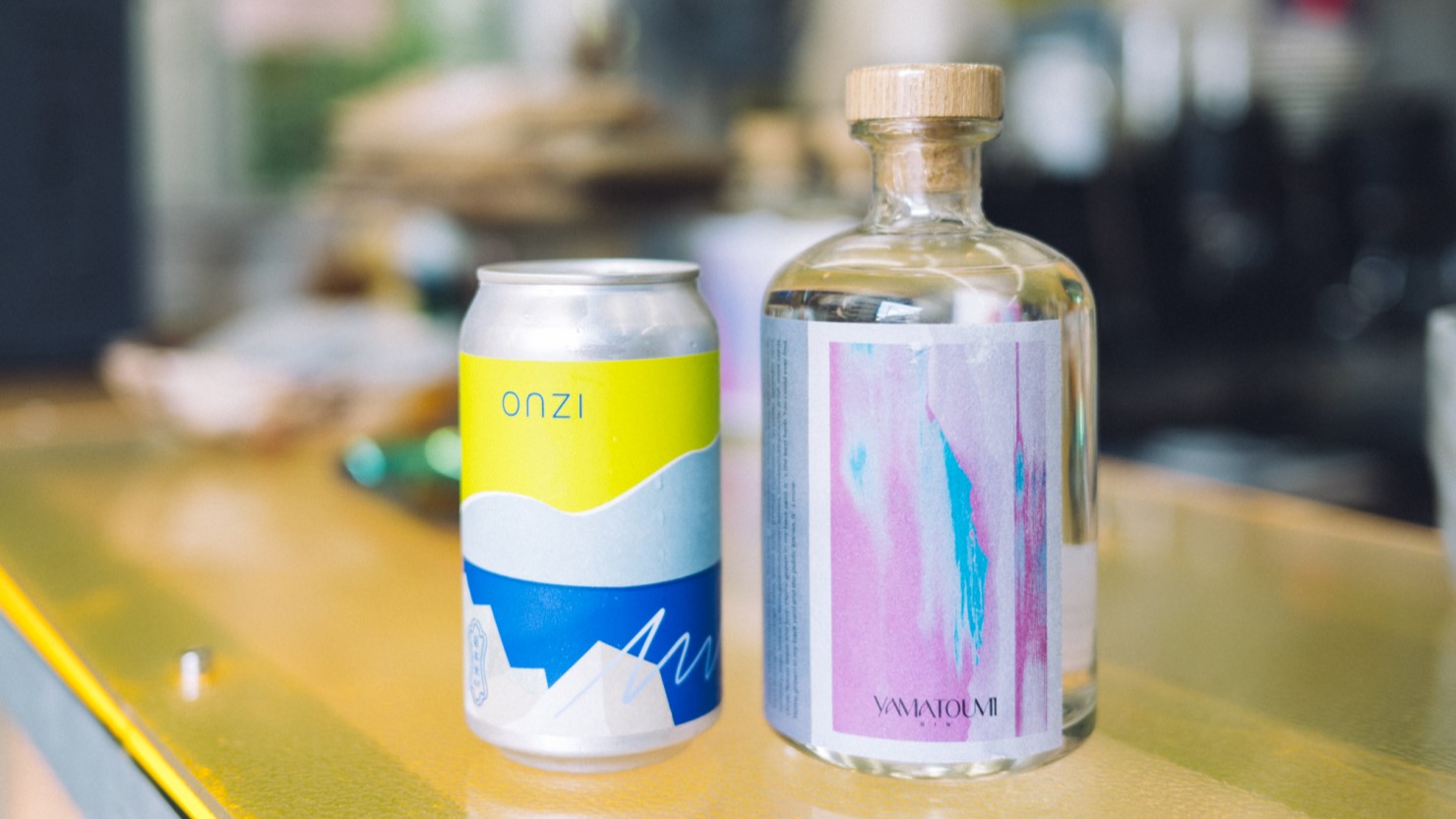 坂本さんの生まれ育った兵庫・宍粟市の米を使ったクラフトビール（左）と友人が作っているという長野のクラフトジン（右）