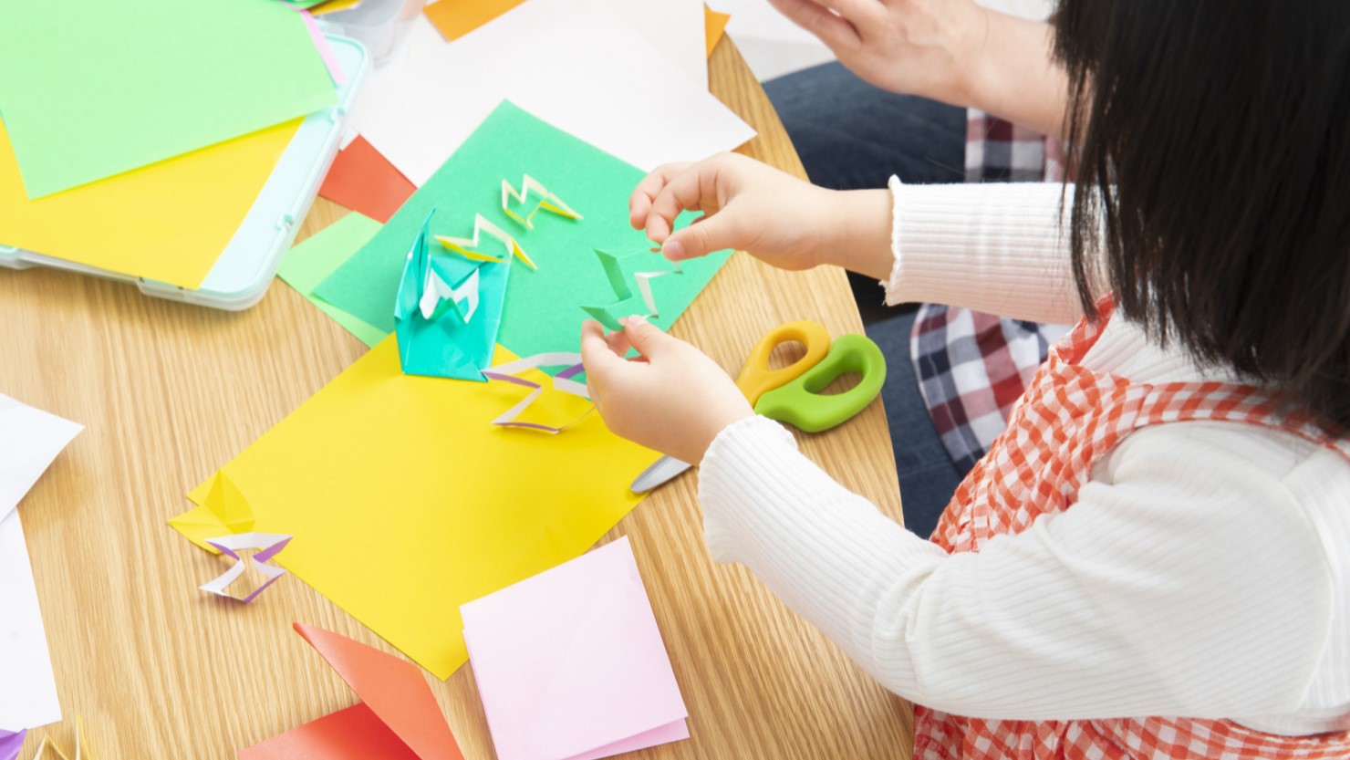 折り紙を楽しむ子ども