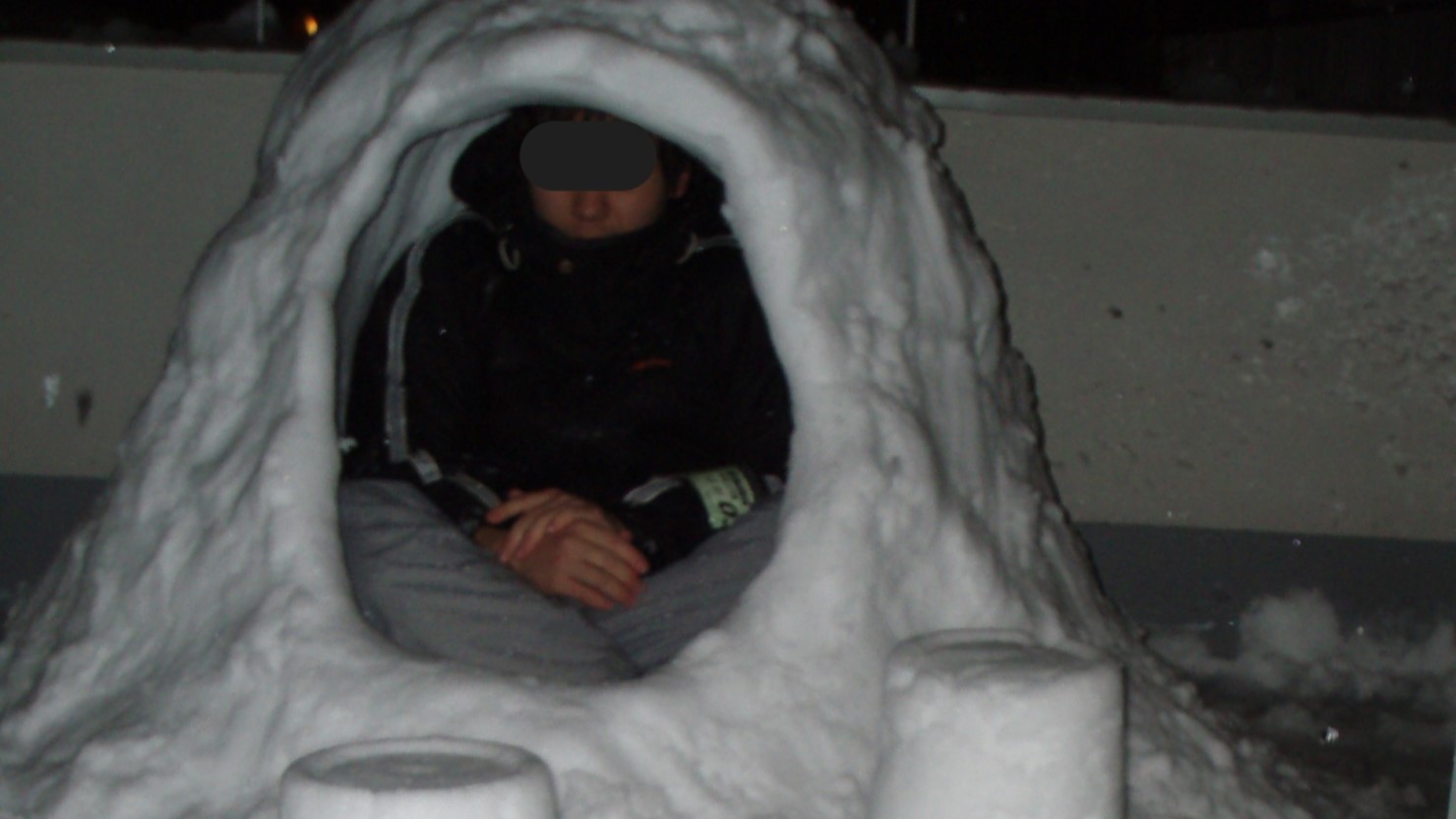 完成したかまくらの中で座る家族