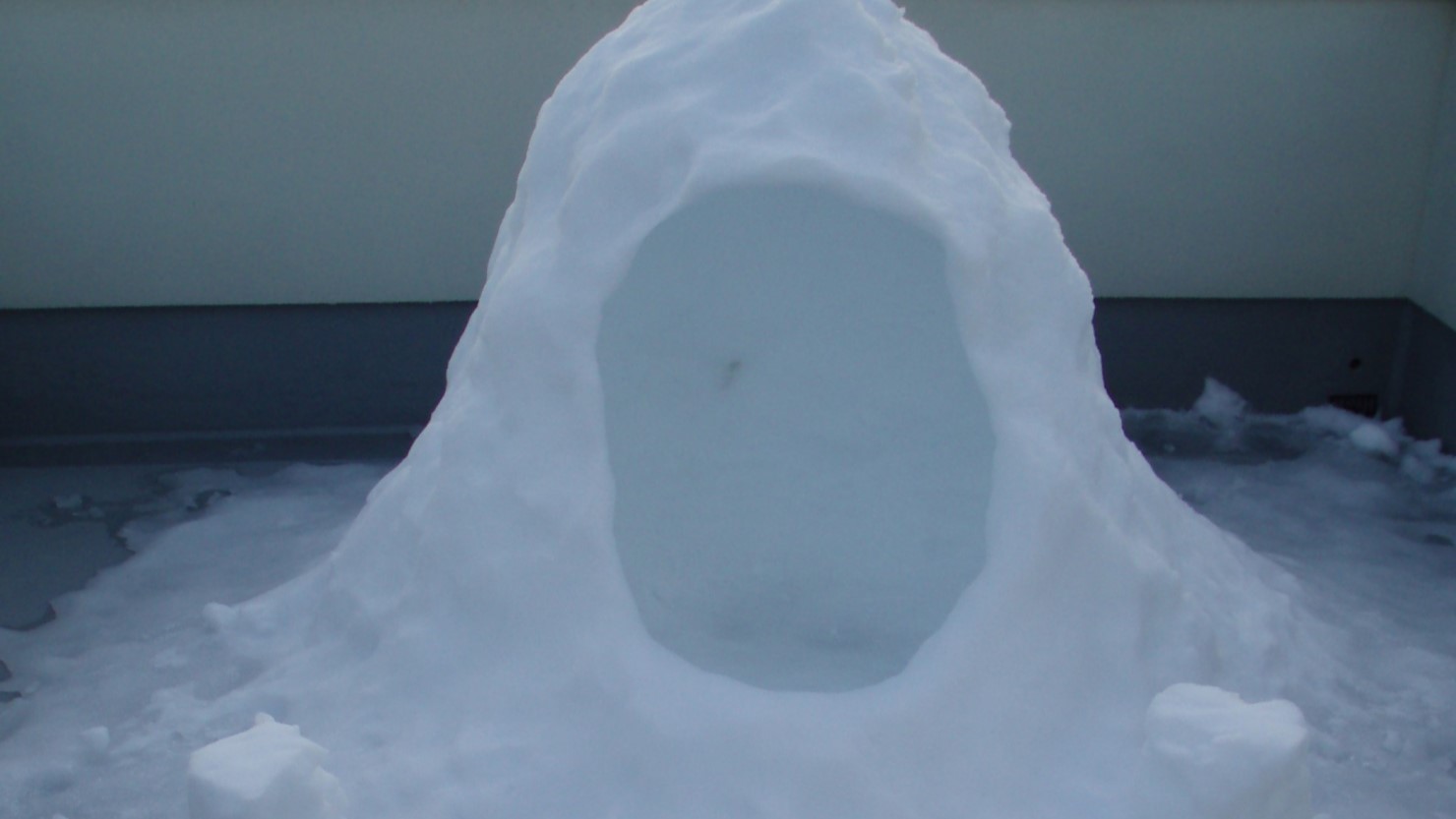 溶けずに残ったかまくら（3日目）