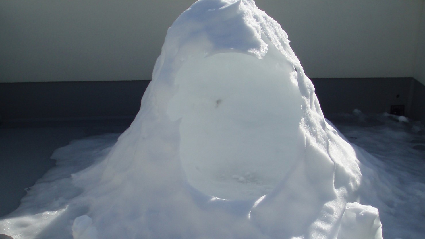 溶けずに残ったかまくら（5日目）