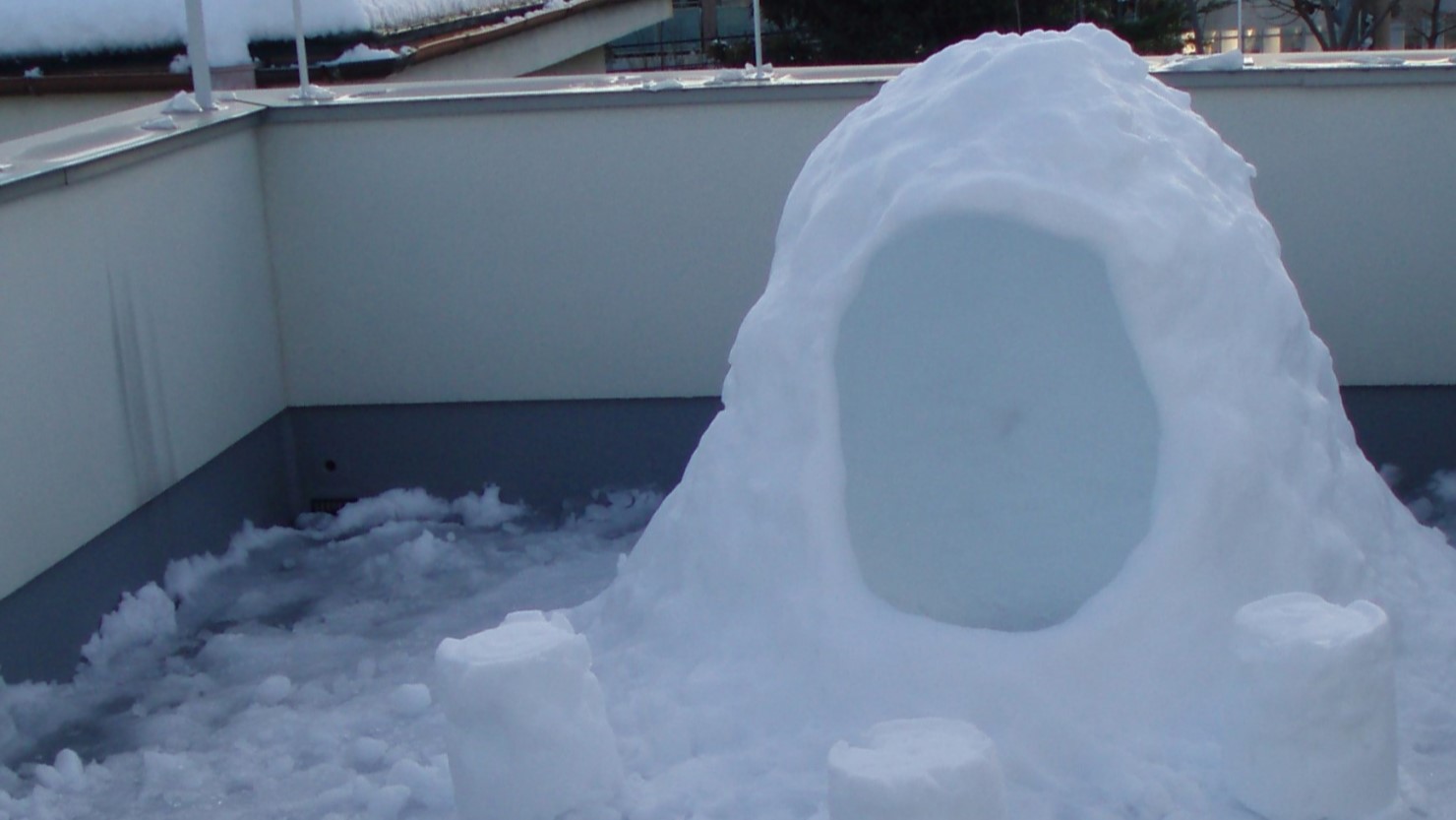 溶けずに残ったかまくら（翌日）