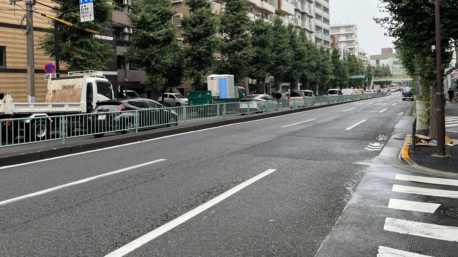 日中は目黒方面に向かって走る車が多い目黒通り沿い