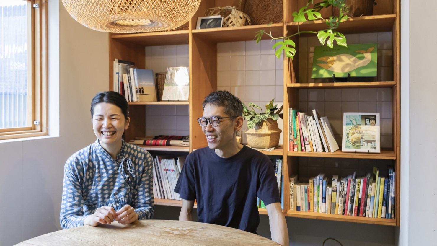 お二人が選書した本棚には暮らしたことのある台湾、中国、タイ、ラオス、ニュージーランドなどの本が並びます