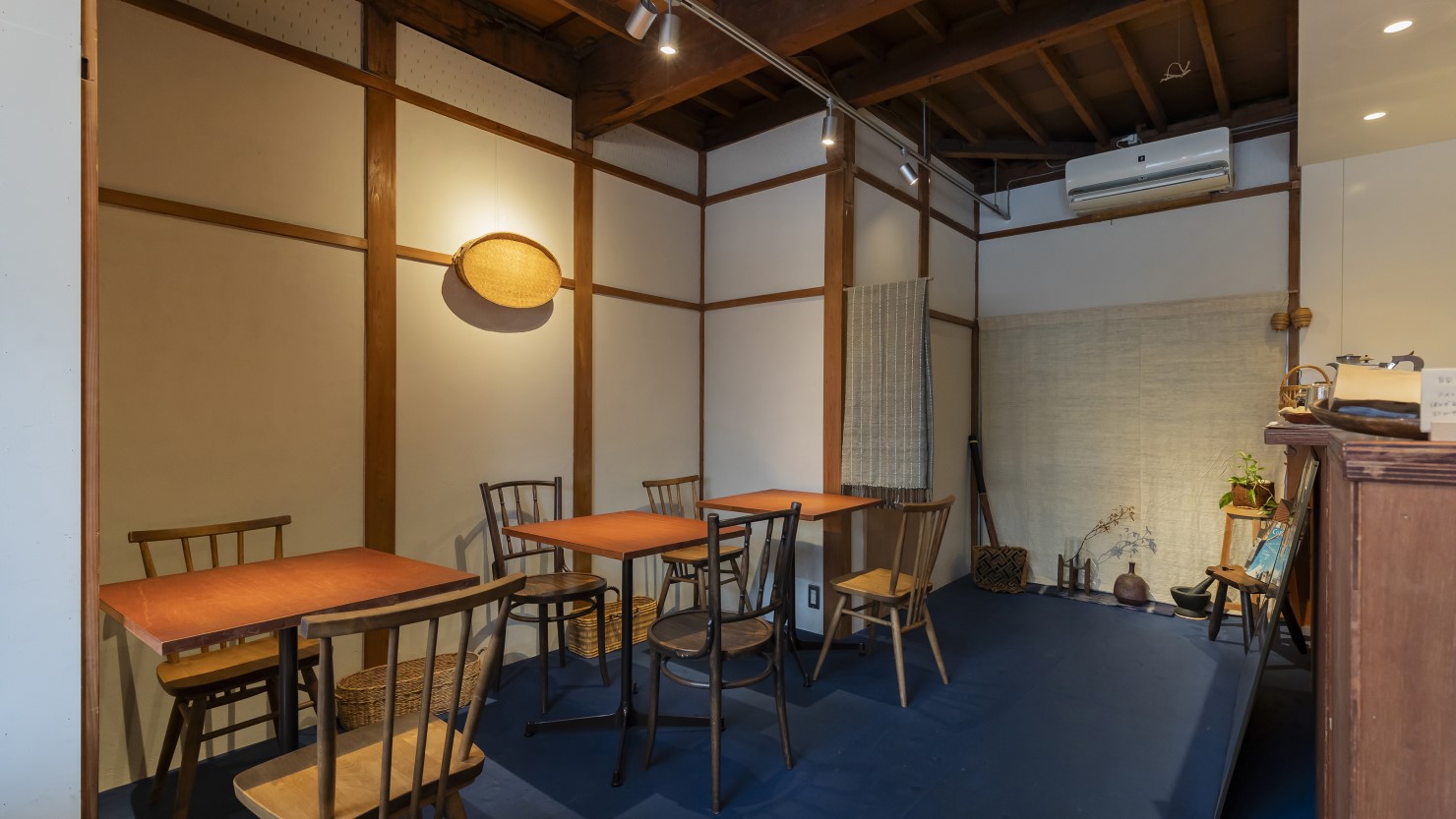 内装は京都を拠点に活動する村松英和さんに依頼。床が藍色なのは、打ち合わせのときに川上さん夫妻が藍染めの服を着ていたからと、村松さんが提案してくれたそう