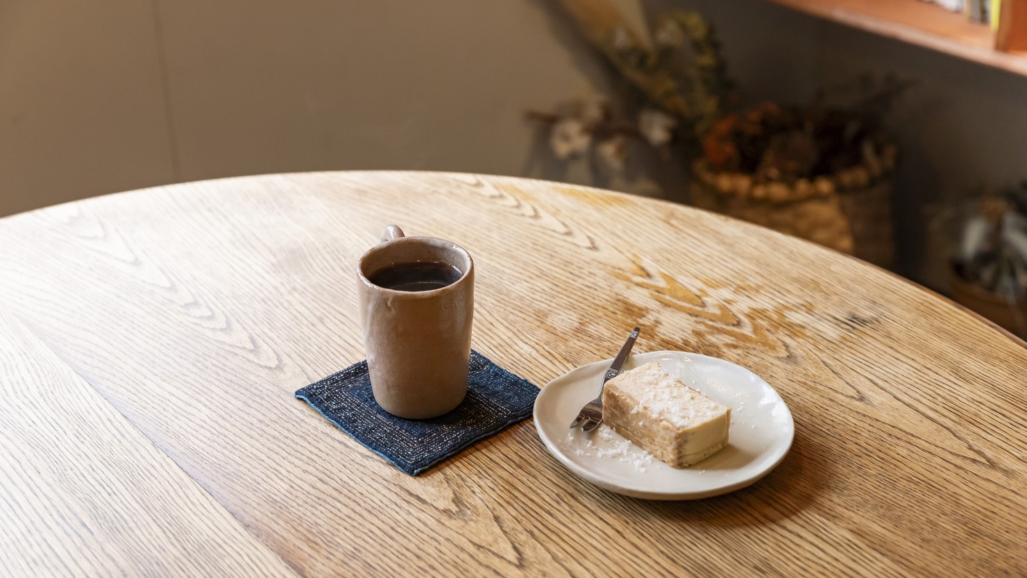 甘さ控えめのベイクドチーズケーキ（550円）は、程よい酸味のある自家焙煎のエルサルバドル（580円）と相性抜群。器は若葉さんのお友だちで埼玉を拠点に作陶する前田美絵さんにオーダーしてつくってもらったもの