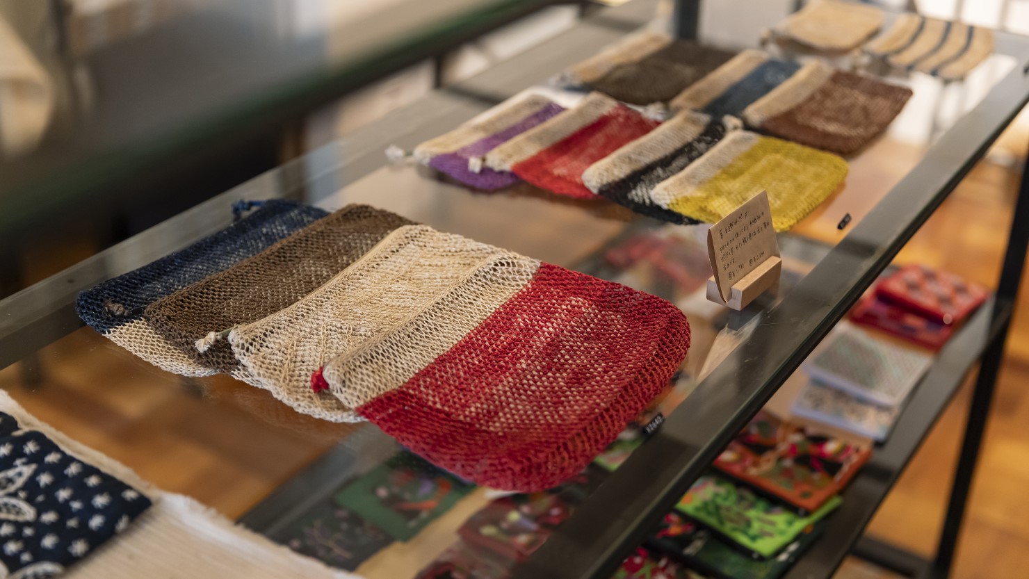 水に強い葛の手編みポーチ（中・1,980円）（大・2,640円）。ポーチの他におでかけにもってこいのバッグもあります