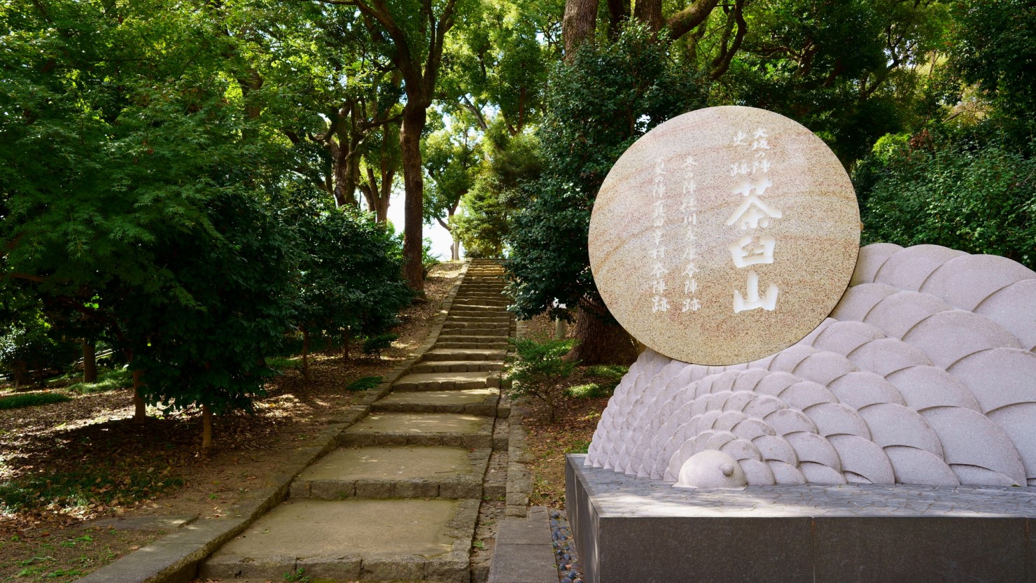 にぎやかなエリアの中でも落ち着ける場所。茶臼山から眺める新世界方面の景色も楽しい