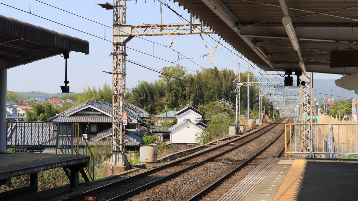 学園前駅のホーム