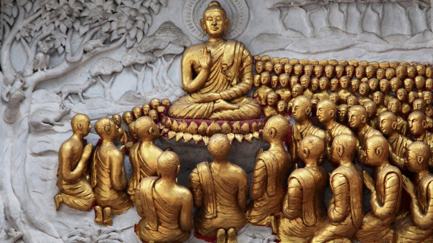 弟子たちに教えを説くお釈迦様のレリーフ(タイ・アユタヤのヤイチャンモンコン寺院)