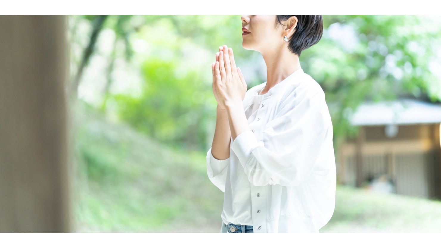 合掌する女性