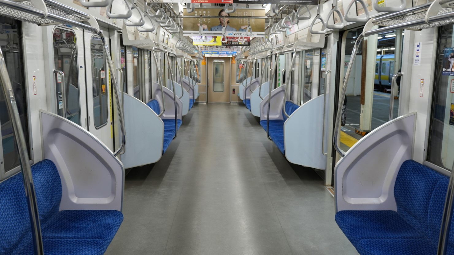 誰もいない地下鉄の車両内
