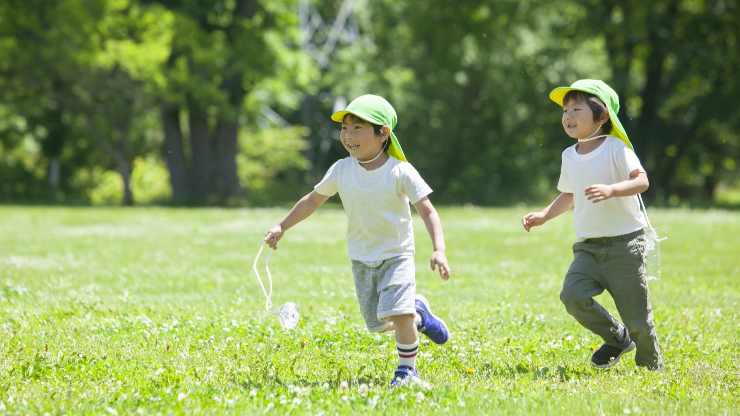 公園で遊ぶ子どもたち