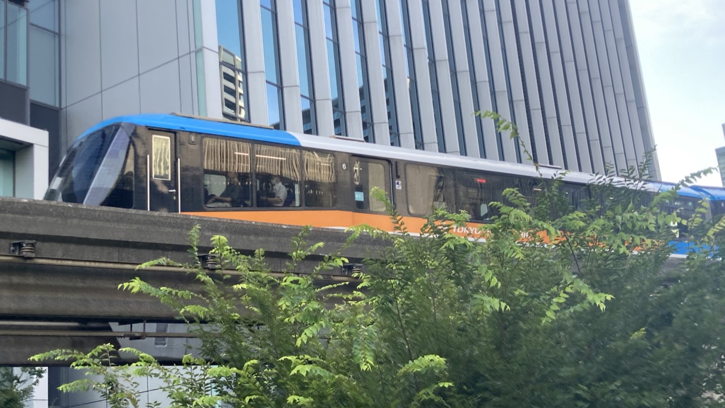 ムスブ田町の2階歩行デッキから見えたモノレール