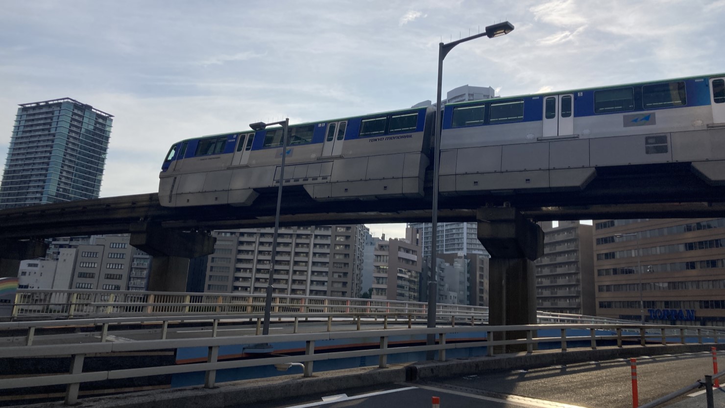 芝浦アイランド近くを走るモノレール