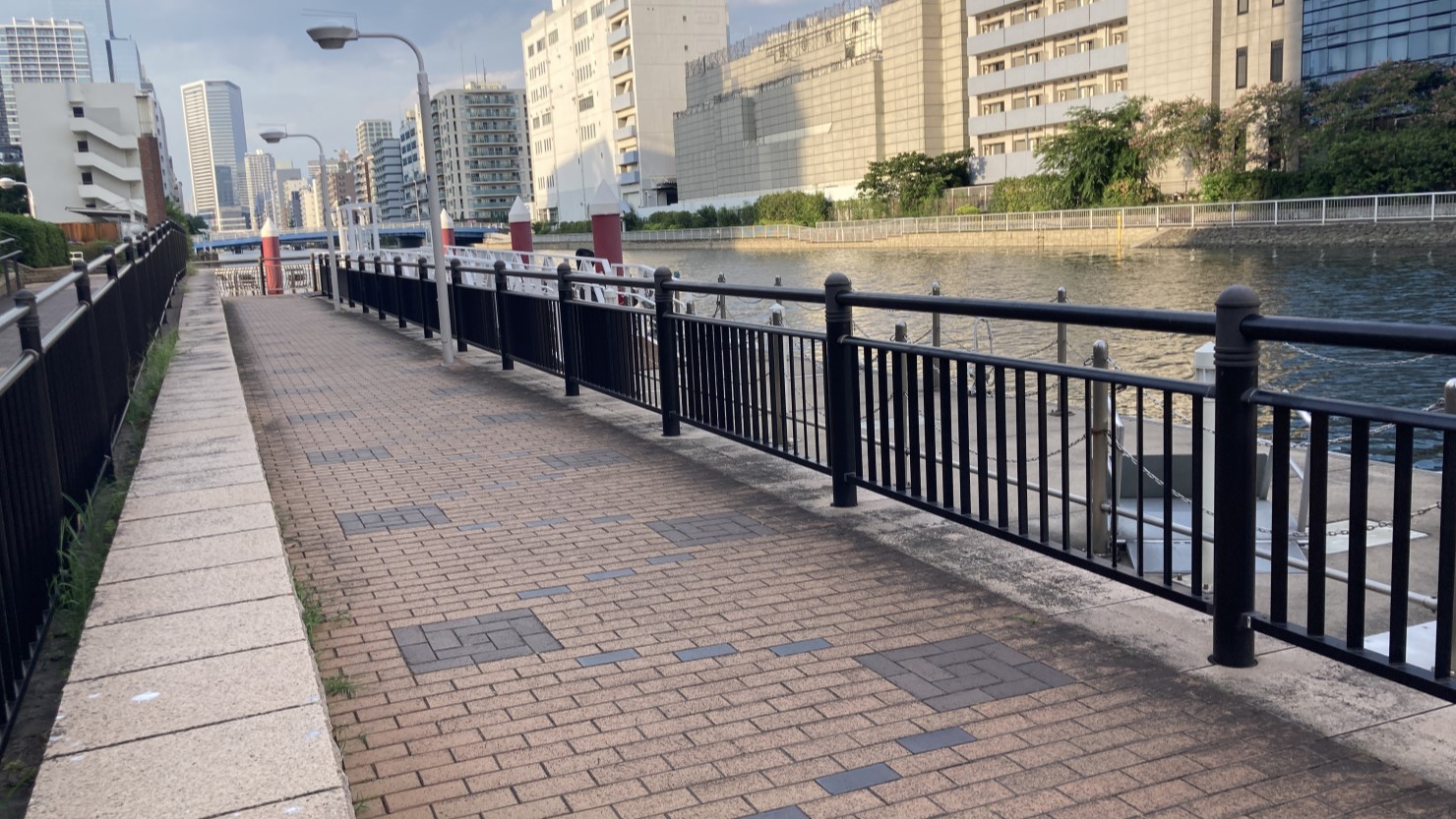 芝浦運河沿いの遊歩道