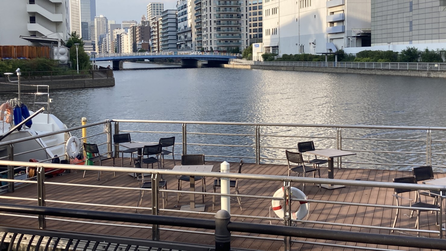 芝浦運河沿いの遊歩道にあるデッキ