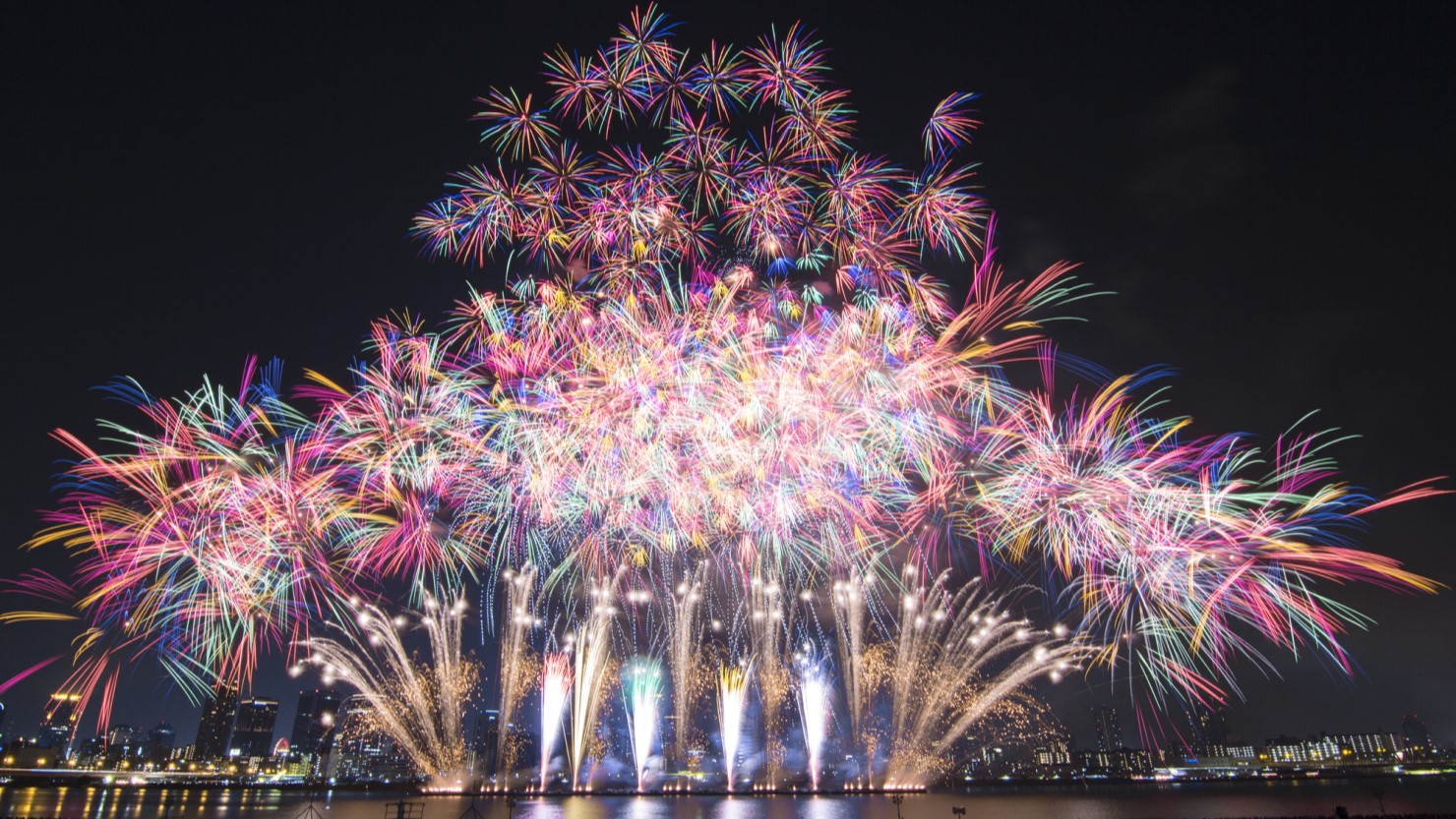 なにわ淀川花火大会の様子。2024年、第36回のテーマは「なにわのSORAから、届け世界へ！」