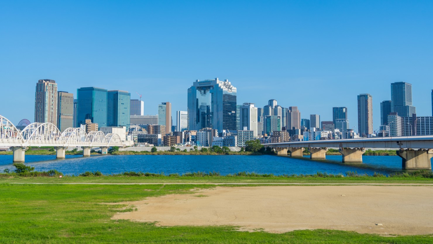 十三側から梅田を眺めた景色。河川敷はランニングコースにもなっている