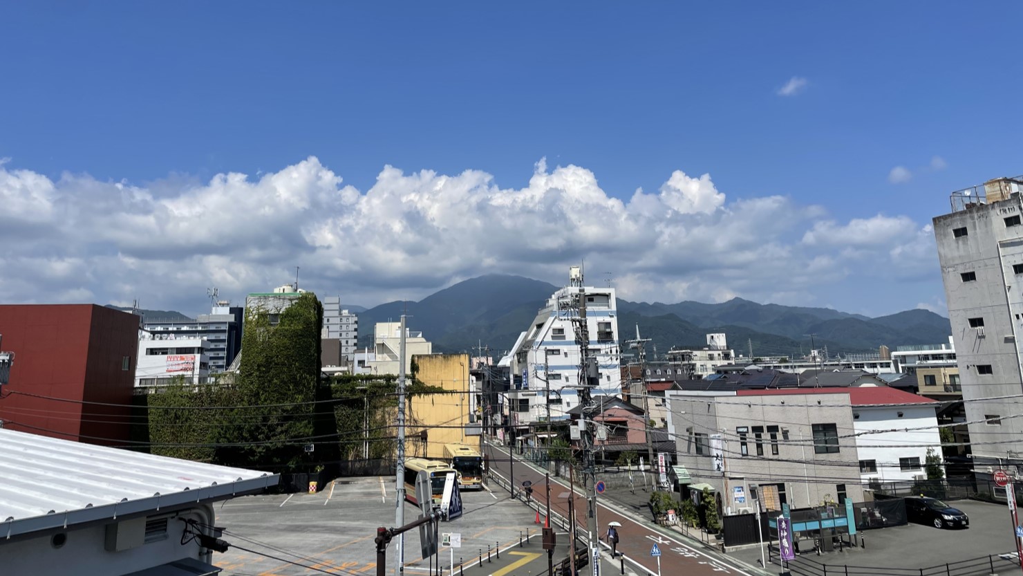 伊勢原駅北口から眺める大山