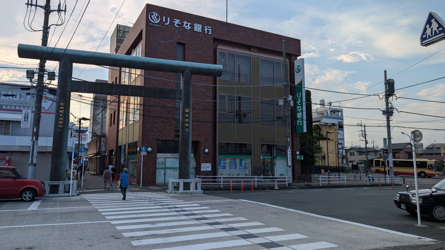伊勢原駅北口にある鳥居