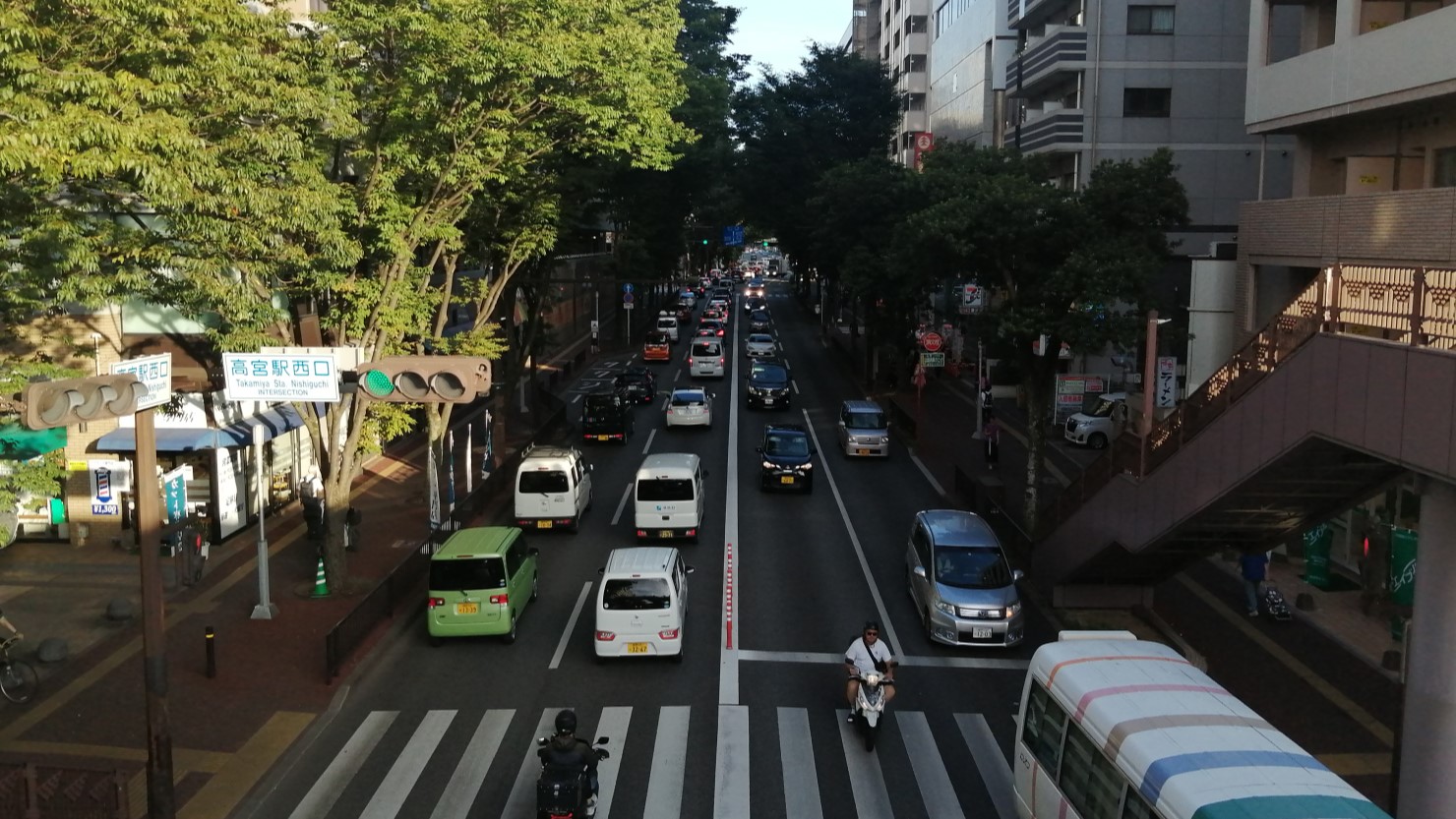 高宮駅西口高架橋から撮影した高宮通りの写真