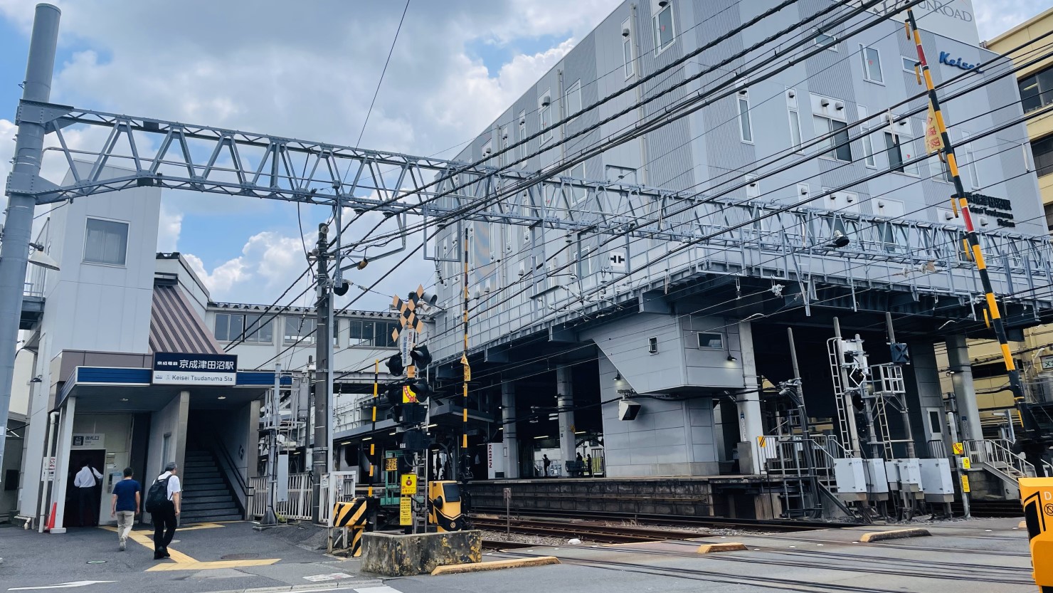 京成津田沼駅北口入口と谷津第5号踏切