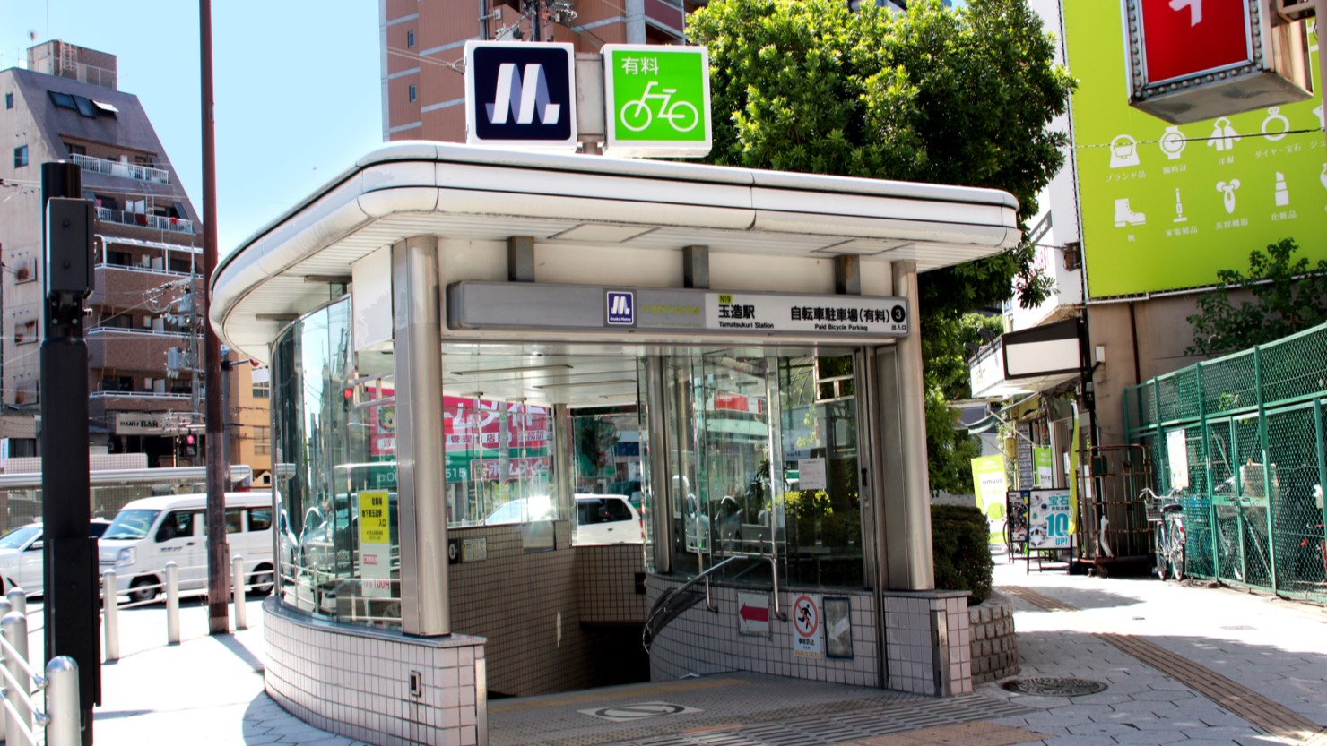 Osaka Metro玉造駅への階段。こちらはちなみに長堀通と玉造筋の交差点の北西角