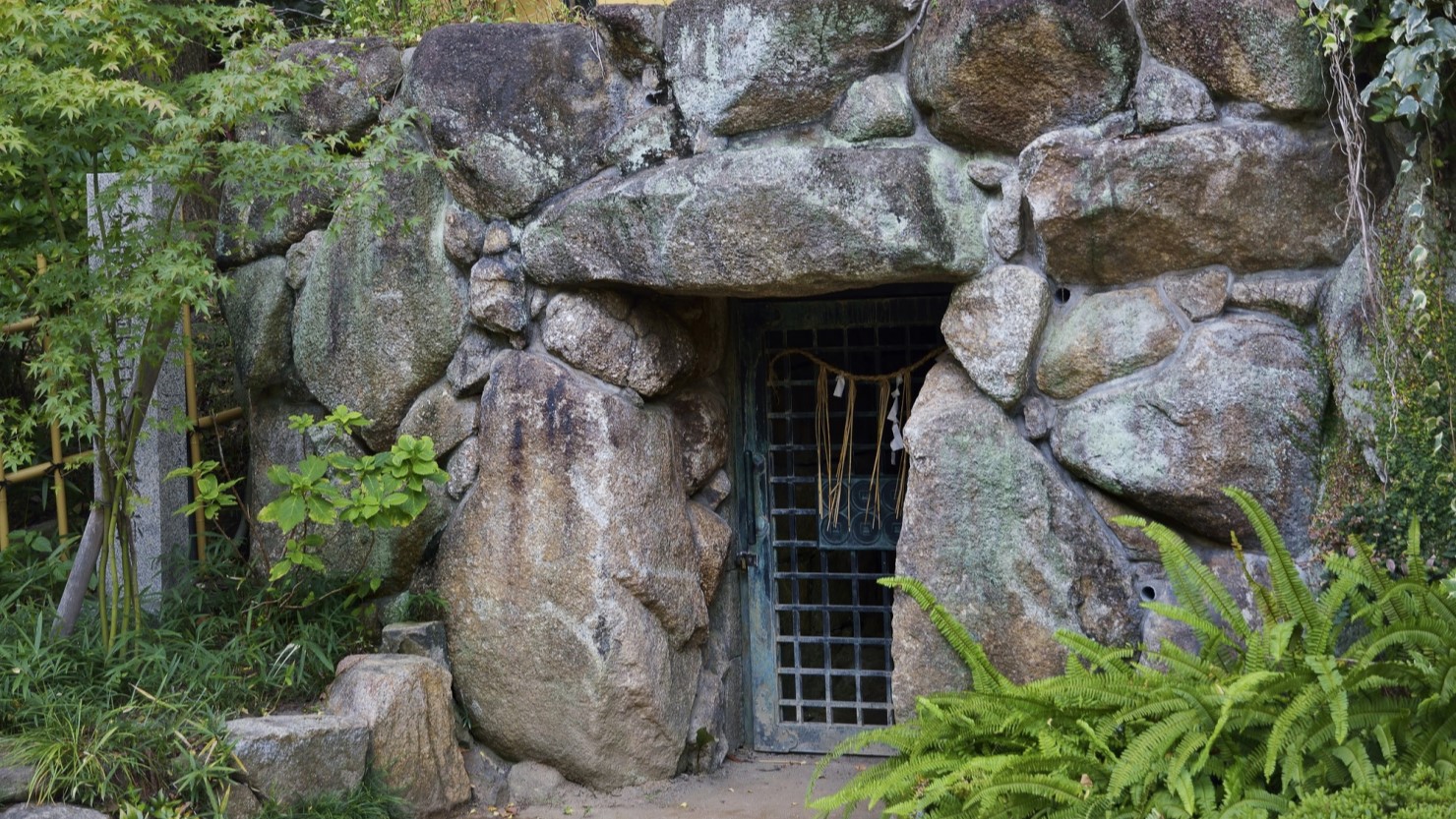 三光神社にある真田の抜け穴。普段は見られないが、年に１度拝観する期間が設けられている