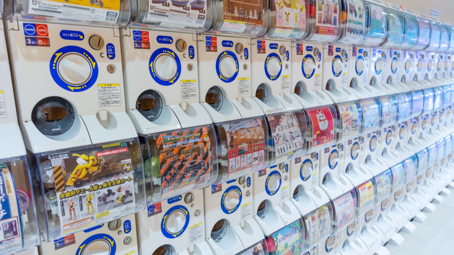 ガチャガチャが並ぶ風景