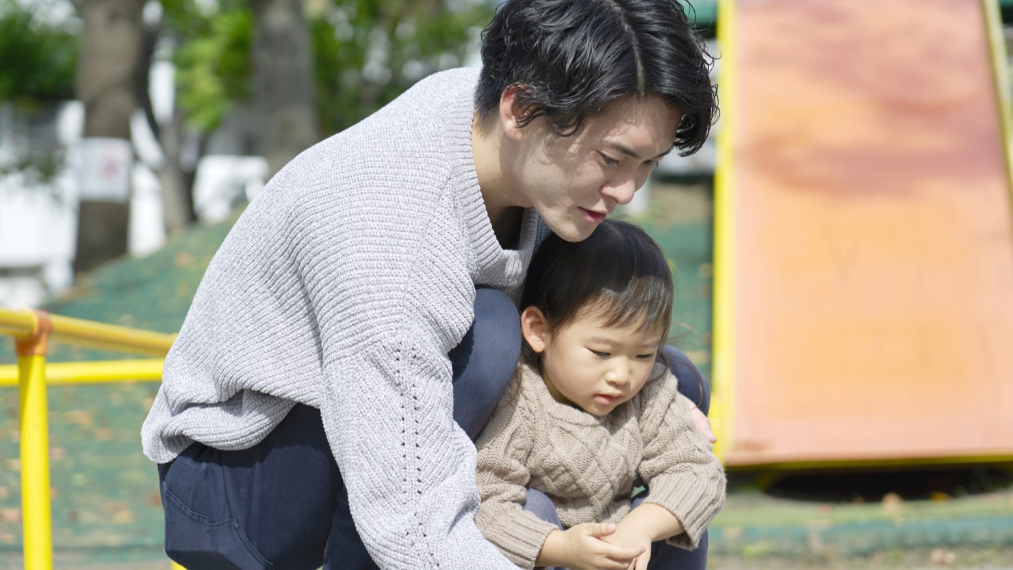 公園で遊ぶ父親と子ども