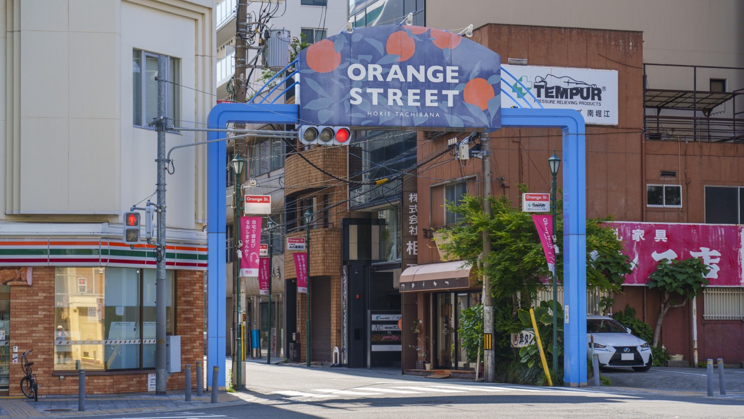 セレクトショップやカフェ、インテリアショップが並ぶ全長800mにも及ぶ通り「オレンジストリート（立花通り）」