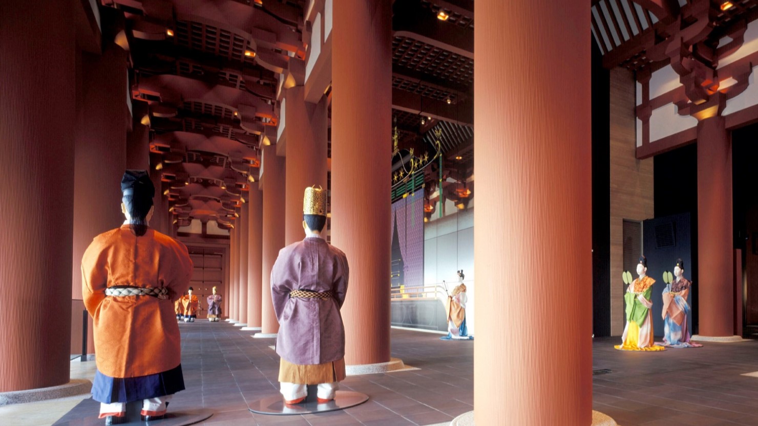 展示室最上階には、奈良時代の難波宮大極殿を再現した空間が広がる。