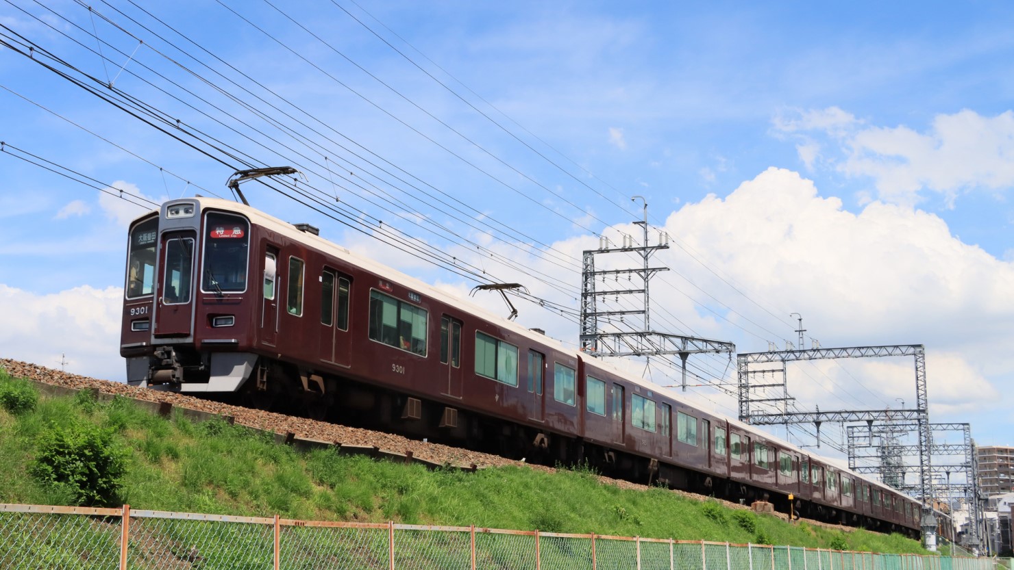 上新庄駅付近を走る阪急京都線