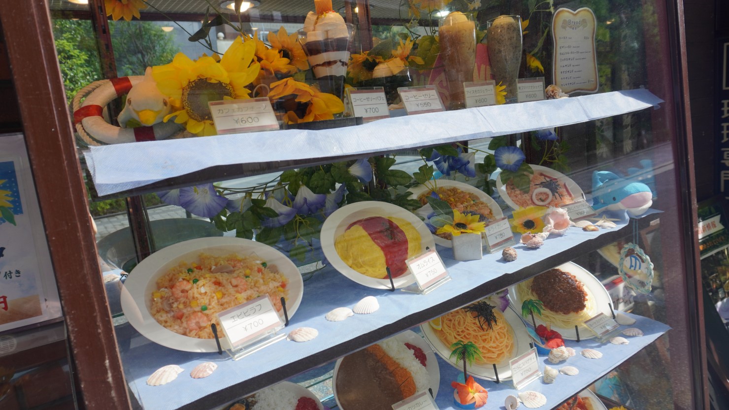 ピラフ、オムライス、パスタなど昔ながらのショーウィンドウには食品サンプルが並ぶ