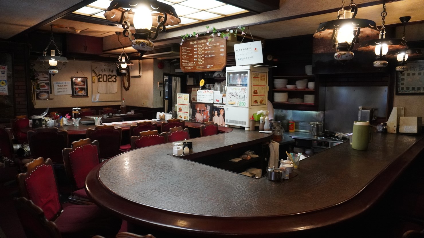 内装は以前のお店の雰囲気をそのまま残したという。曲線カーブのカウンターや天井から吊るされたランプがなんともかわいい